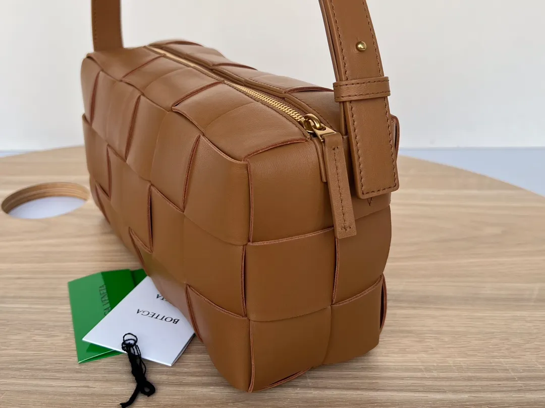 #B家 New model is coming! 709360 BRICK CASSETTE armpit bag, the traditional woven logo is instantly recognizable✅ Large grid weaving has always been fashionable, and the armpit bag is even more fashionable and foreign-style. Elegant big brick 🧱 Sheepskin material is light and comfortable, with a huge sense of capacity and space. Dark layer inside. Practical interior and fashionable appearance design. Durability and temperament coexist. Elegant big brick. Come and plant the same underarm bag from star Zhou Yutong! Dimensions: 28x14x10